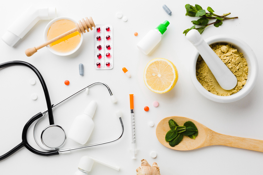 Objets de soins naturels et médicaux sur fond blanc.