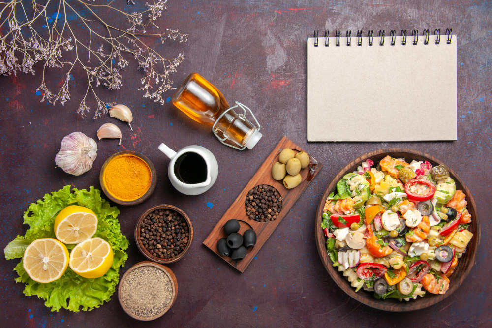 Ingrédients divers et salade colorée sur fond rustique.