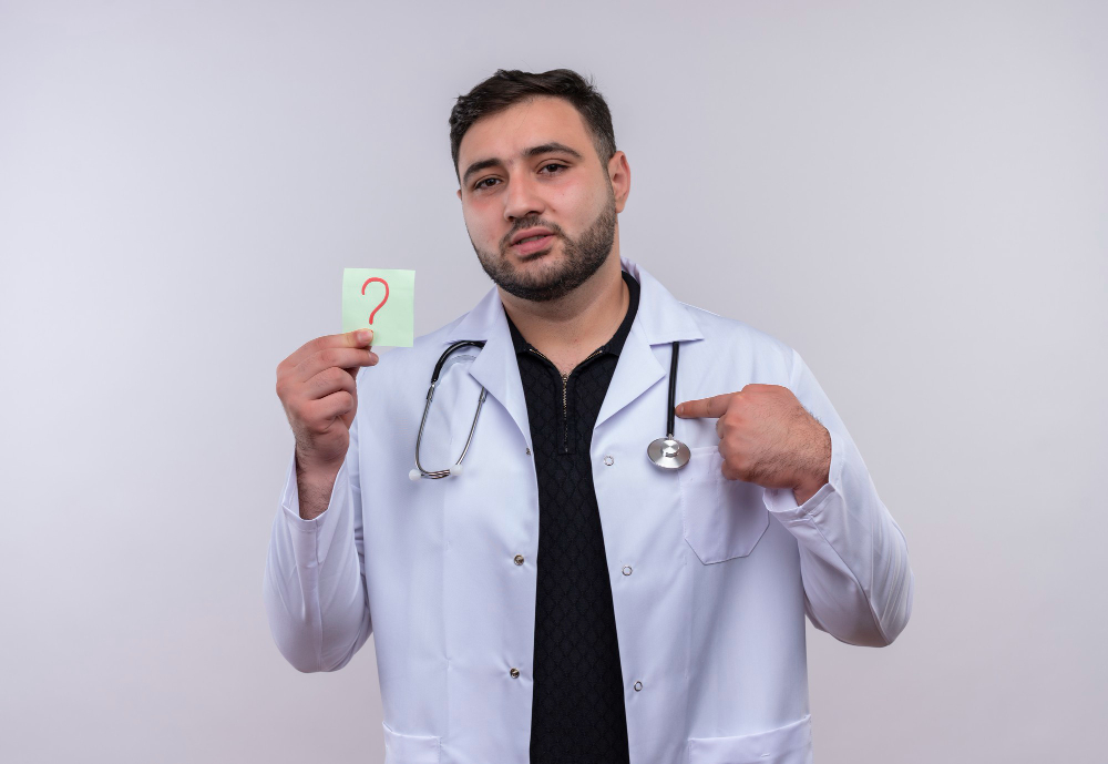 Médecin tenant un point d'interrogation, geste de questionnement.