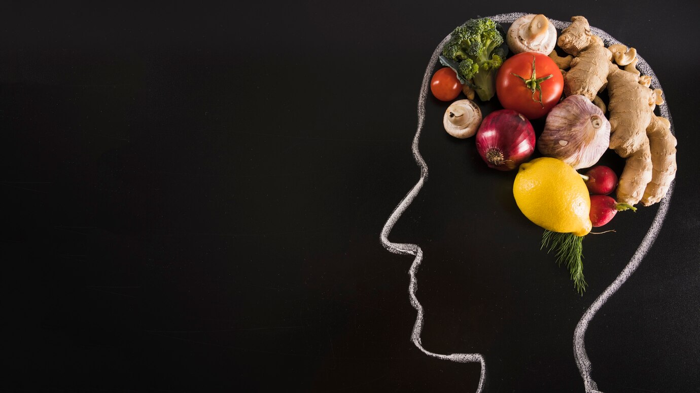 Silhouette de tête avec des légumes et fruits à l'intérieur.