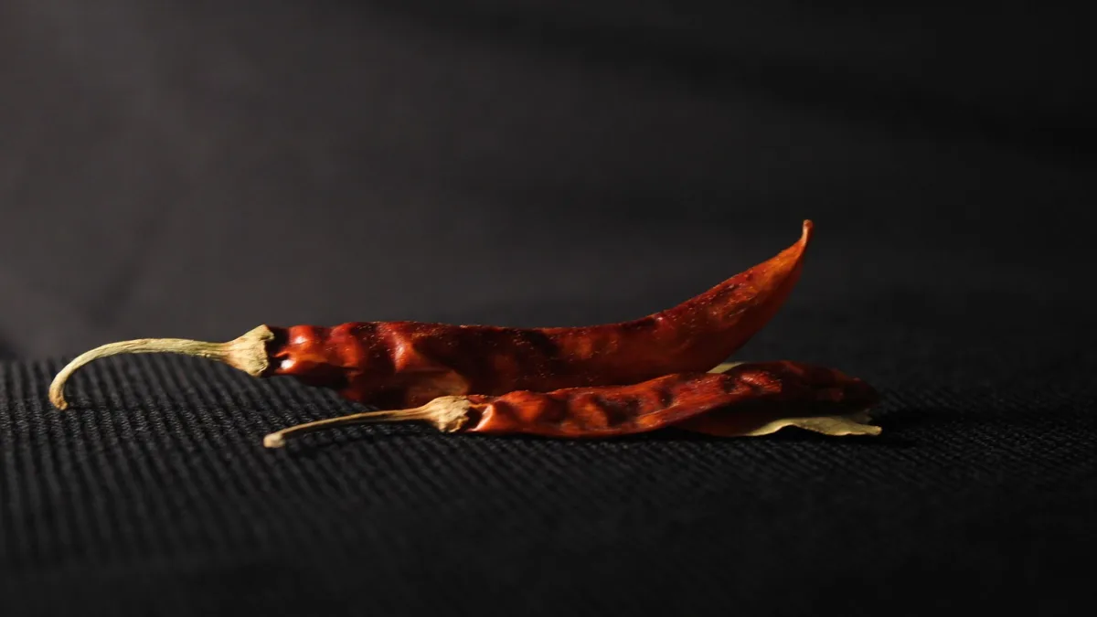 Épices et aliments colorés de la cuisine ayurvédique : curcuma, gingembre, dal et légumes frais