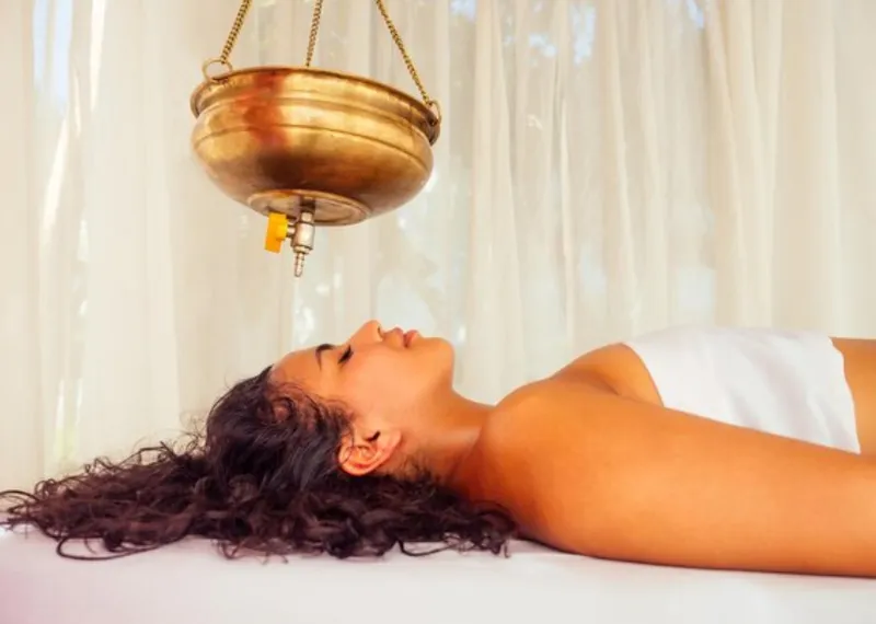 Traitement Shirodhara ayurvedique pour la relaxation et la clarte d'esprit
